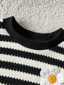SHEIN 2件組女嬰黑白條紋抓絨內裡加厚花朵3D裝飾圓領長袖套頭上衣 + 毛茸茸休閒直筒長褲，可愛時尚保暖毛絨套裝，適合冬季日常穿著、上學、旅行、度假及各種場合 - 黑與白 - 查看 8