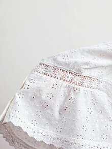 Willow Rêve Kemeja Wanita dengan Kancing dan Pinggang yang Dikerutkan, Terbuat dari Kain Berlubang dengan Bordir dan Patchwork - Putih - View 7