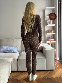 DAZY طقم بيجامة نسائي بقمة بأكمام طويلة مزينة بفيونكة ودانتيل متباين بنقشة زهرية وبنطال طويل - قهوة بني - مشاهدة 2