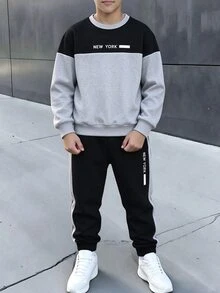 SHEIN Coolqubz 2件組男孩時尚配色拼接黑色長褲套裝，胸前小英文字母圖案設計，酷感休閒運動風，柔軟舒適面料，易穿著，適合春秋季，適合學校與戶外活動，男孩必備時尚單品 - 灰色 - 查看 1