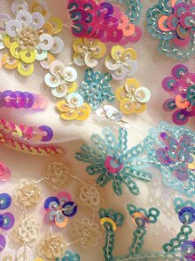 Swim Mod 女款 2 件組彩色亮片與珠飾刺繡比基尼套裝，掛脖綁帶三角上衣搭配側綁下褲，夏季海灘度假女裝 - 米色 - 查看 5