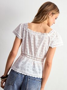 Willow Rêve Kemeja Wanita dengan Kancing dan Pinggang yang Dikerutkan, Terbuat dari Kain Berlubang dengan Bordir dan Patchwork - Putih - View 2
