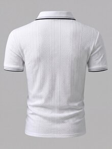 Manfinity Homme 男士針織紋理對比飾邊平領與袖口 3D 提花 POLO 衫，極簡白色皮革貼片裝飾，商務休閒通勤短袖上衣，適合年輕與中年男性 - 白色 - 查看 2