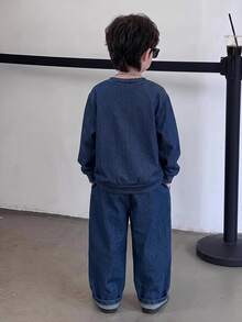 SHEIN 2件組小男孩可愛白色秋季運動衫與藍色牛仔運動套裝，返校季夏季校園，兒童長袖小男孩兩件式牛仔套裝 - 彩色 - 查看 2