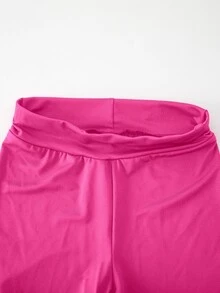 SHEIN 女童運動短褲套裝，荷葉邊露背設計，交叉背貼身短版背心，搭配緊身短褲修飾比例，適合舞蹈、健身、表演及其他場合，亦可作為日常戶外穿著的休閒女童套裝 - 玫紅色 - 查看 6