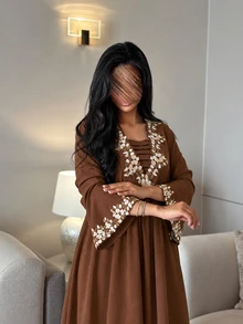 Al Najma 女款秋冬優雅端莊棕色刺繡V領長袍洋裝，紋理面料花卉刺繡喇叭袖寬鬆擺裙日常長裙 - 咖啡棕 - 查看 8