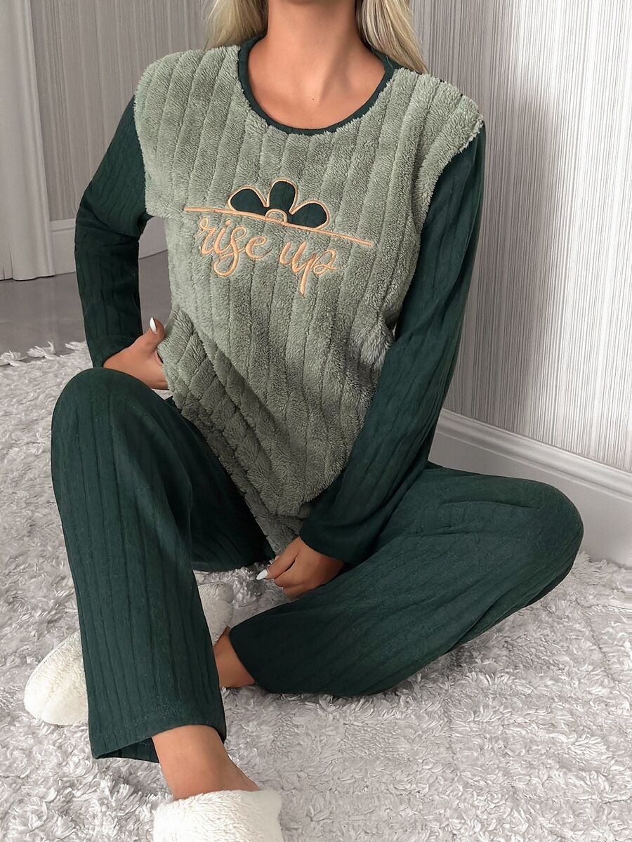 SHEIN طقم بيجامة منزلية كاجوال للاسترخاء والنوم، بنطال بأكمام طويلة من قماش ريب محبوك مع تطريز حروف وملمس فروي، باللون الأخضر الميرمية والأخضر الداكن، مقاس بلس - أخضر - مشاهدة 1