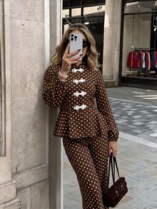 Serisse Bộ 2 món nữ gồm áo blouse họa tiết chấm bi cài nút kiểu ếch và quần ống rộng thanh lịch - màu nâu - Xem 1