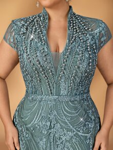 Serin Gaun Ukuran Plus Elegan Glamor dengan Hiasan Manik-manik dan Bordir, Leher V, Lengan Panjang Transparan, Detail Kerut, dan Potongan Pas Badan, Cocok untuk Semua Acara Formal, Gaun Pengantin, dan Gaun untuk Ibu Pengantin. - Hijau - View 2