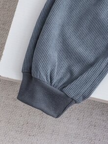 SHEIN 2件組男童時尚藍色運動衫與配套長褲套裝，胸前刺繡設計，時尚街頭風，柔軟舒適面料，易穿脫，適合春秋季，適合上學與外出，男童必備2件套裝 - 霧霾藍 - 查看 3