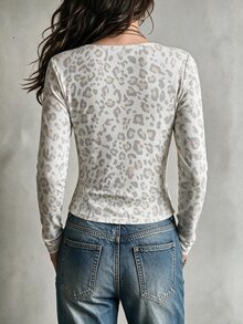 SHEIN Holidaya 性感不對稱單肩扭轉豹紋長袖T恤，側收褶修身短版打底上衣，獨特灰色調豹紋不對稱單肩扭轉女上衣 - 彩色 - 查看 3