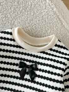 SHEIN 2件組幼女運動衫長褲套裝 優雅甜美 白色黑色條紋蝴蝶結 羅紋長袖圓領 常規款 校園秋季假期日常穿著 - 黑與白 - 查看 3