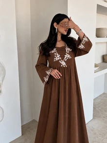 Al Najma 女款秋冬優雅端莊棕色刺繡V領長袍洋裝，紋理面料花卉刺繡喇叭袖寬鬆擺裙日常長裙 - 咖啡棕 - 查看 4