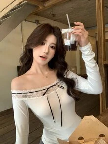 DAZY تي شيرت نسائي بأسلوب كوري مكشوف الكتف بأكمام طويلة مع حزام فيونكة - أبيض - مشاهدة 5
