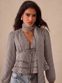 Glamine 女款秋季復古法式優雅淺摩卡格紋掛脖可拆卸長領帶深V領泡泡袖荷葉邊襯衫上衣 慕尼黑啤酒節風格 - 咖啡棕 - 查看 8