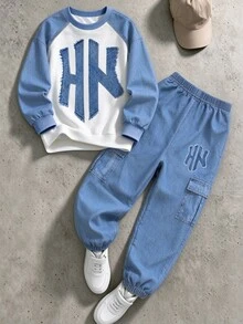 青少年男孩 2 件套，復古 HK 字母英文圖案印花，藍色與白色拼接數位印花，時尚百搭休閒街頭風舒適圓領衛衣與工裝褲，長袖上衣，四季皆宜 - 彩色 - 查看 3