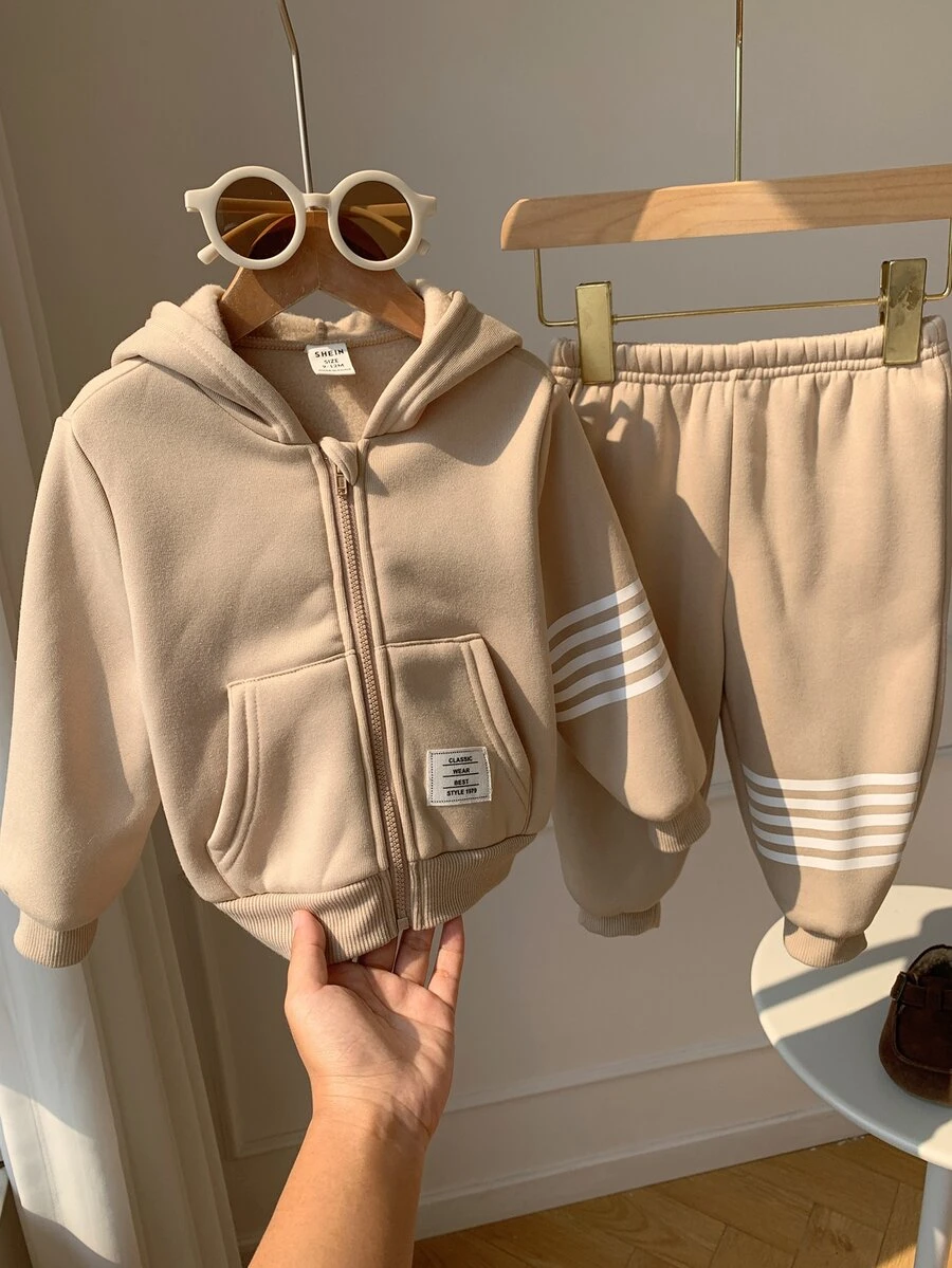 SHEIN طقم من قطعتين للأطفال الذكور: جاكيت بغطاء رأس وأكمام طويلة مع ملصق زخرفي منسوج & بنطلون طويل بخصر مطاطي - بني - مشاهدة 1