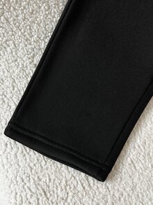 SHEIN 2件組女嬰黑白條紋抓絨內裡加厚花朵3D裝飾圓領長袖套頭上衣 + 毛茸茸休閒直筒長褲，可愛時尚保暖毛絨套裝，適合冬季日常穿著、上學、旅行、度假及各種場合 - 黑與白 - 查看 6