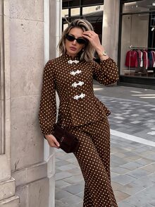 Serisse Bộ 2 món nữ gồm áo blouse họa tiết chấm bi cài nút kiểu ếch và quần ống rộng thanh lịch - màu nâu - Xem 4