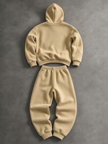 SHEIN 2件組男孩連帽衛衣與運動長褲套裝，初秋新品，返校必備，高端灰色極簡街頭風，長袖套頭連帽衫搭配抽繩收口運動長褲，經典深色十字花紋，休閒日常穿著，男孩街頭風穿搭，適合學校與外出 - 卡其色 - 查看 2