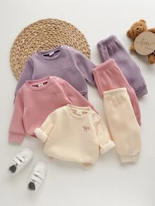 SHEIN 2件組女嬰休閒運動衫褲套裝，甜美粉紫色奶油色，蝴蝶結刺繡，長袖圓領，常規款，肩部鈕扣，適合派對、冬季與秋季 - 彩色 - 查看 4