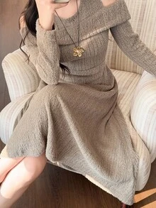Feyla Gaun Midi Elegan Lengan Panjang Model Bahu Terbuka Warna Polos untuk Wanita - Coklat - View 2