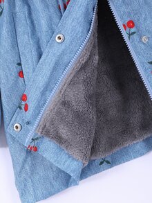 SHEIN 女童中長款連帽抓絨內裡夾克，清新底色搭配可愛櫻桃滿版印花，帽內加厚保暖內裡，前襟鈕扣設計，收腰剪裁，大側口袋，彈性袖口，寬鬆版型，適合中學與青少年女孩秋冬穿著，適用於學校、外出與日常穿搭 - 藍色 - 查看 8