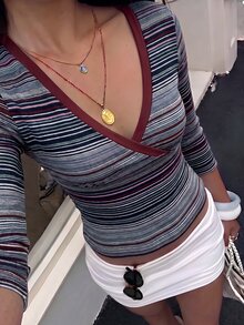 Aloruh Y2K 初秋辣妹復古條紋拼色 V 領 T 恤 女款秋季穿搭圖案印花上衣 可愛 Y2K Hot Girl 風格開學季上衣 - 彩色 - 查看 4