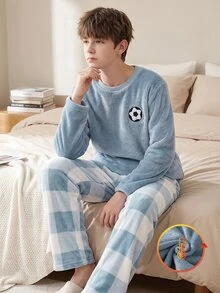 SHEIN 秋冬男童居家服 日式簡約風格 仿羊羔絨加厚法蘭絨睡衣 2件套，圓領足球刺繡長袖上衣與格紋加厚長褲，寬鬆舒適，適合戶外穿著與居家睡衣 - 淺藍色 - 查看 7