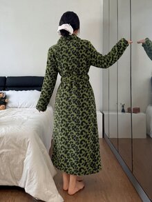 Dream Adore 女款休閒豹紋提花抓絨長版睡袍，大翻領、綁帶腰身外穿款，秋冬豹紋睡袍豹紋睡衣 - 綠色 - 查看 2