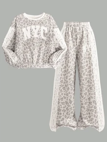 SHEIN 兒童青少年女孩秋冬休閒復古時尚抓絨內裡加厚運動衫套裝，字母與豹紋印花，寬鬆圓領落肩長袖套頭上衣搭配印花百褶寬腿直筒運動長褲，2件式運動衫套裝，麻灰色 - 灰色 - 查看 2