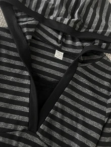 SHEIN 青少年女孩春秋冬季休閒街頭時尚針織條紋連帽V領假兩件式拼接長袖T恤，條紋T恤，Y2K上衣，音樂節穿搭 - 黑色 - 查看 3