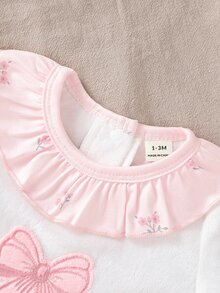 SHEIN 新生兒極簡俏皮白色雙面刷毛布拼接粉色印花密邊彼得潘領蝴蝶結貼花刺繡長袖連身包屁衣、圍兜與包巾3件組嬰兒居家服套裝 - 白色 - 查看 4