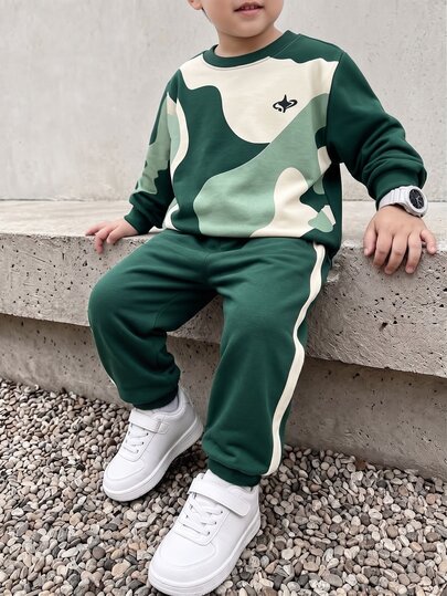1 Set Toddler Casual Style Round Neck Long Sleeve Sweatshirt 2 Pieces Set, Camouflage Contrast Color Print With Star Graphic On Chest, Loose Fit Regular Shoulder Long Sleeve Design, Top Paired With Same Color Cuffed Sweatpants, Pants Side Cream Contrast Stripe, Suitable For Daily School, Outdoor Outings, Weekend Shopping And More Occasions, Simple American Style Kids Sports Outfit