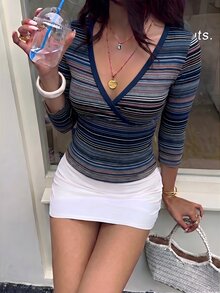 Aloruh Y2K 初秋辣妹復古條紋拼色 V 領 T 恤 女款秋季穿搭圖案印花上衣 可愛 Y2K Hot Girl 風格開學季上衣 - 藏蓝色 - 查看 3
