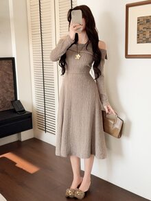 Feyla Gaun Midi Elegan Lengan Panjang Model Bahu Terbuka Warna Polos untuk Wanita - Coklat - View 4