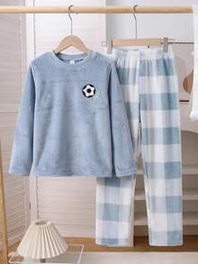 SHEIN 秋冬男童居家服 日式簡約風格 仿羊羔絨加厚法蘭絨睡衣 2件套，圓領足球刺繡長袖上衣與格紋加厚長褲，寬鬆舒適，適合戶外穿著與居家睡衣 - 淺藍色 - 查看 5