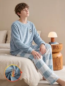 SHEIN 秋冬男童居家服 日式簡約風格 仿羊羔絨加厚法蘭絨睡衣 2件套，圓領足球刺繡長袖上衣與格紋加厚長褲，寬鬆舒適，適合戶外穿著與居家睡衣 - 淺藍色 - 查看 6