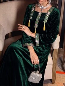 Al Najma فستان نسائي أنيق من المخمل الأخضر للخريف والشتاء مع تطريز ترتر وتفاصيل شبكية مدمجة - أخضر - مشاهدة 1