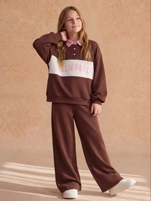 SHEIN 青少年女孩 2 件套棕色運動衫套裝，棕色與白色拼接，粉色字母圖案，學院風領口長袖套頭運動衫，厚實保暖舒適，搭配休閒寬鬆直筒長褲，適合運動、休閒、上學、通勤、瑜伽、訓練、聖誕節、萬聖節 - 棕色 - 查看 4