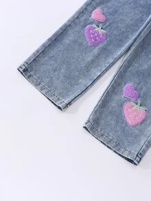SHEIN 秋冬女童熱銷清新愛心與草莓刺繡粉紫配色甜美時尚淺藍水洗牛仔兩件套：短款牛仔外套 + 寬鬆直筒寬腿牛仔褲，適合日常穿著與聚會 - 藍色 - 查看 7