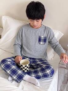兒童青少年男孩休閒極簡風兩件套，拼色貼袋圓領長袖軟針織套頭上衣搭配鬆緊腰經典格紋長褲睡衣 - 藍色 - 查看 1