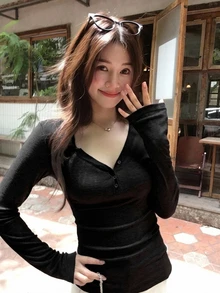 DAZY 女款V領長袖純色韓風T恤 - 黑色 - 查看 3