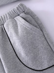 SHEIN 2件組男孩連帽衛衣與運動長褲套裝，初秋新品，返校必備，高端灰色極簡街頭風，長袖套頭連帽衫搭配抽繩收口運動長褲，經典深色十字花紋，休閒日常穿著，適合前青春期男孩的校園與街頭時尚旅行穿搭 - 灰色 - 查看 3