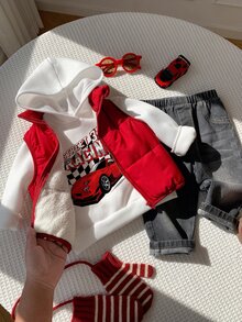 SHEIN 3件組男嬰秋冬紅色刷毛背心外套賽車圖案白色連帽衛衣黑色牛仔褲外套套裝嬰兒服飾背心套裝秋冬套裝賽車套裝 - 彩色 - 查看 4