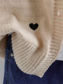 GlowEve CURVE Cardigan Rajut Leher Bulat Bordir Hati Hitam di Seluruh Permukaan Warna Aprikot Muda untuk Wanita Ukuran Plus, Longgar, Bahu Jatuh, Lengan Panjang, Kancing Tunggal, Lembut, Ramah Kulit, Hem Bergaris, Melangsingkan, Menyanjung, Serbaguna untuk Musim Semi dan Gugur, Jaket Sweater untuk Perjalanan Sehari-hari - Khaki - View 5