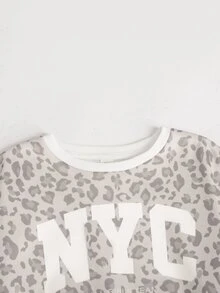 SHEIN 兒童青少年女孩秋冬休閒復古時尚抓絨內裡加厚運動衫套裝，字母與豹紋印花，寬鬆圓領落肩長袖套頭上衣搭配印花百褶寬腿直筒運動長褲，2件式運動衫套裝，麻灰色 - 灰色 - 查看 5