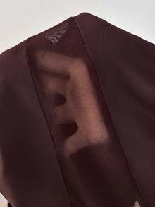 Glamine Gaun Hitam Wanita dengan Detail Belahan di Bagian Bawah dan Motif Jala Berongga - Coklat - View 8