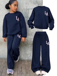 SHEIN 女童休閒「LA」字母印花針織素色寬鬆落肩長袖衛衣與百褶寬腿運動褲套裝，秋季兒童女款 - 藍色 - 查看 1