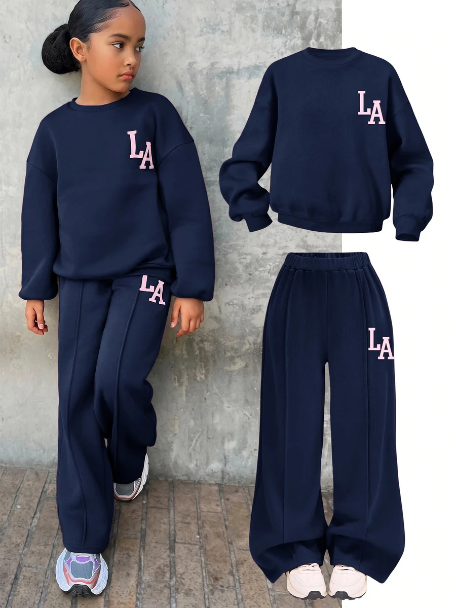 SHEIN 女童休閒「LA」字母印花針織素色寬鬆落肩長袖衛衣與百褶寬腿運動褲套裝,秋季兒童女款 - 藍色 - 查看 1